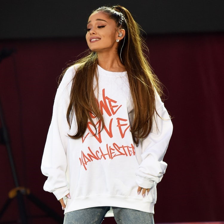 Mái tóc buộc cao – hình ảnh thương hiệu của Ariana Grande được sự trợ giúp rất nhiều từ các loại đuôi tóc giả khác nhau