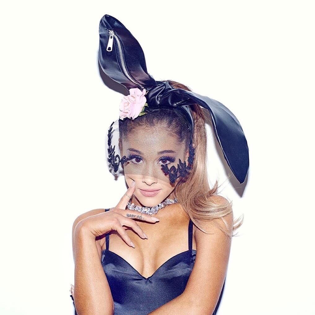 Chiếc băng đô tai thỏ màu đen đã trở thành biểu tượng quen thuộc của cô nàng vừa ngọt ngào vừa nguy hiểm Ariana Grande