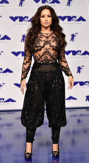 Demi Lovato ấn tượng với jumpsuit ánh kim có phần áo xuyên thấu