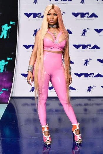 Nữ rapper Nicki Minaj đốt mắt với jumsuit màu hồng thương hiệu