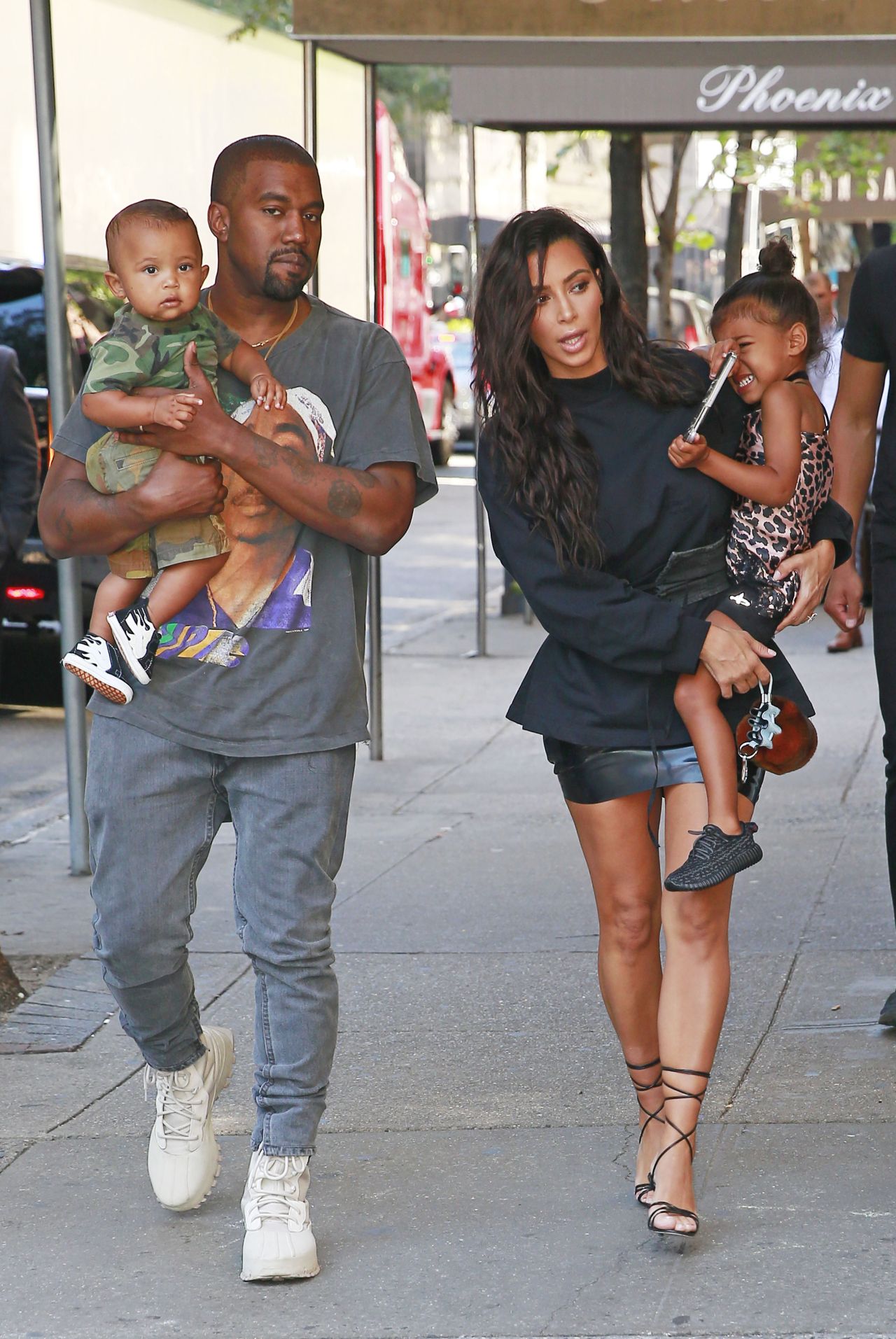 Kim Kardashian và Kanye West chuẩn bị đón đứa con thứ 3