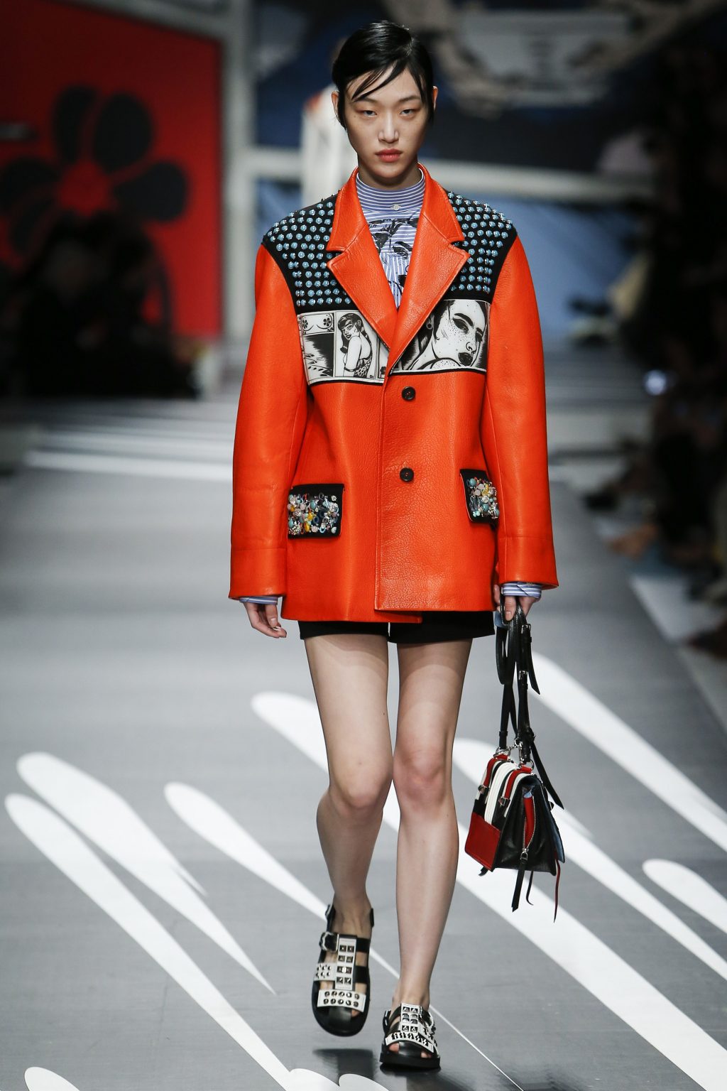 Prada Ready-to-wear Xuân 2018: Về những người phụ nữ mạnh mẽ, náo nhiệt và đầy sức quyến rũ