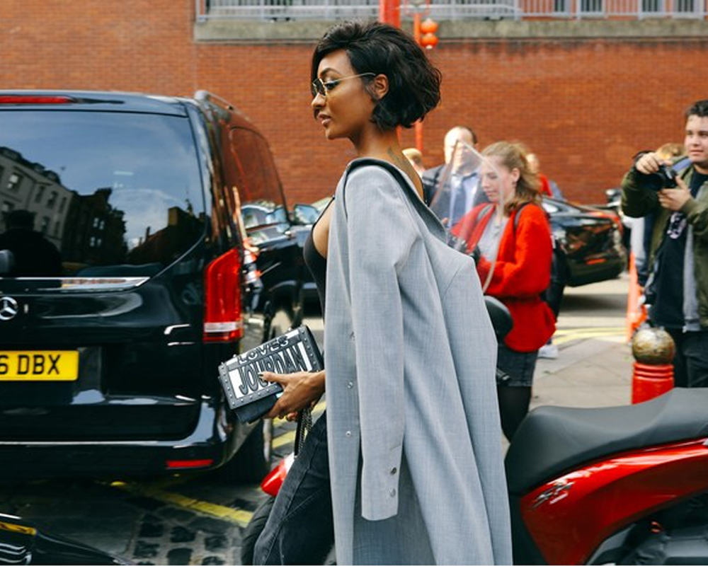Street Style nổi bật của tín đồ thời trang tại London Fashion Week Xuân Hè 2018
