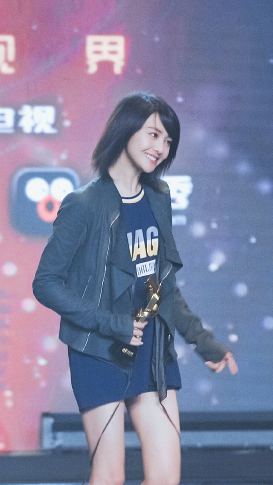 Trịnh Sảng "gây sốt" tại Lễ trao giải Influence Awards với 3 lần cúi đầu cảm ơn fan