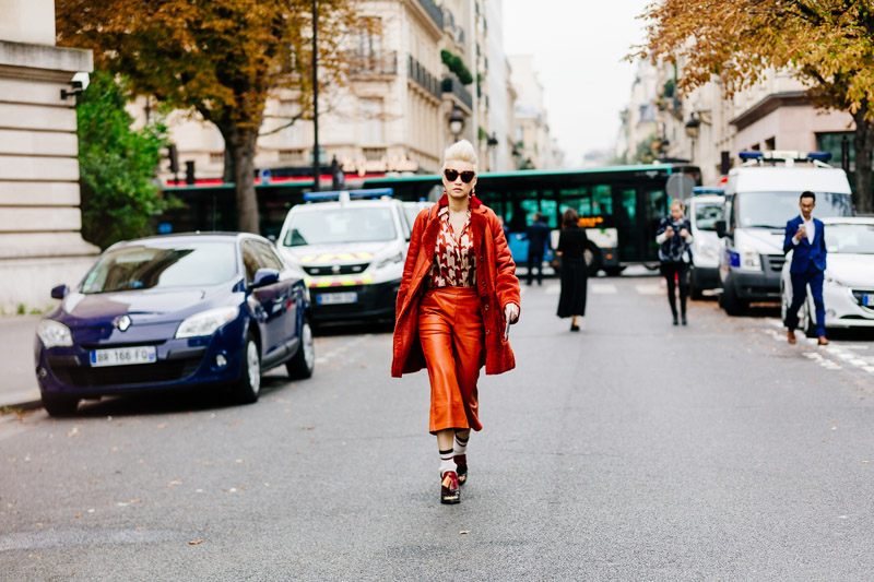Street style Paris Xuân - Hè 2018: Sắc màu nồng ấm lên ngôi