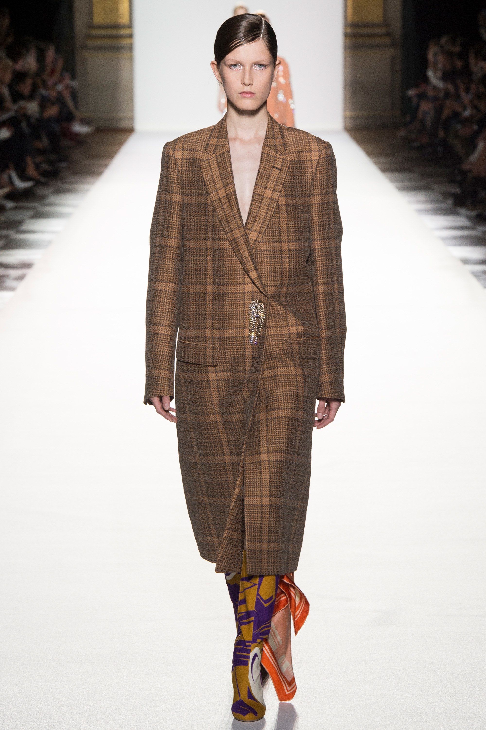 Paris Fashion Week: Muôn màu tích cực trong bst Xuân 2018 của Dries Van Noten