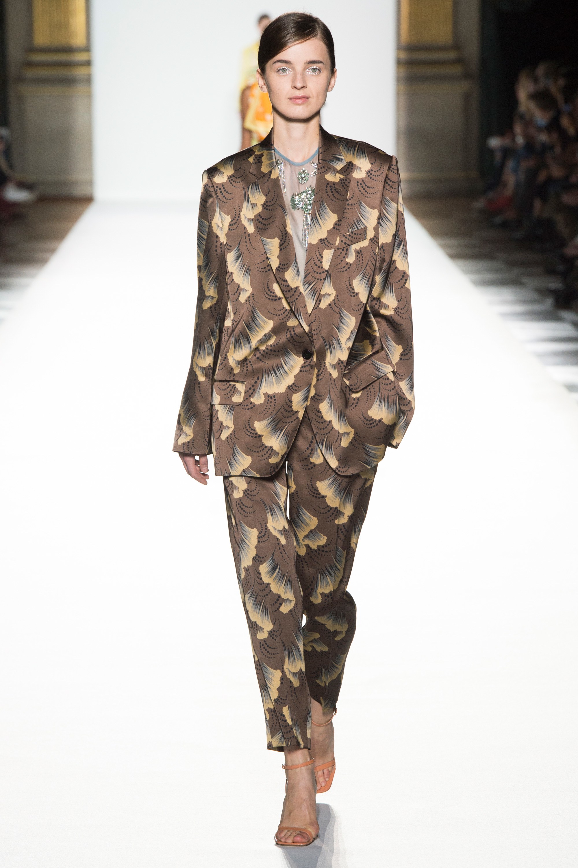 Paris Fashion Week: Muôn màu tích cực trong bst Xuân 2018 của Dries Van Noten