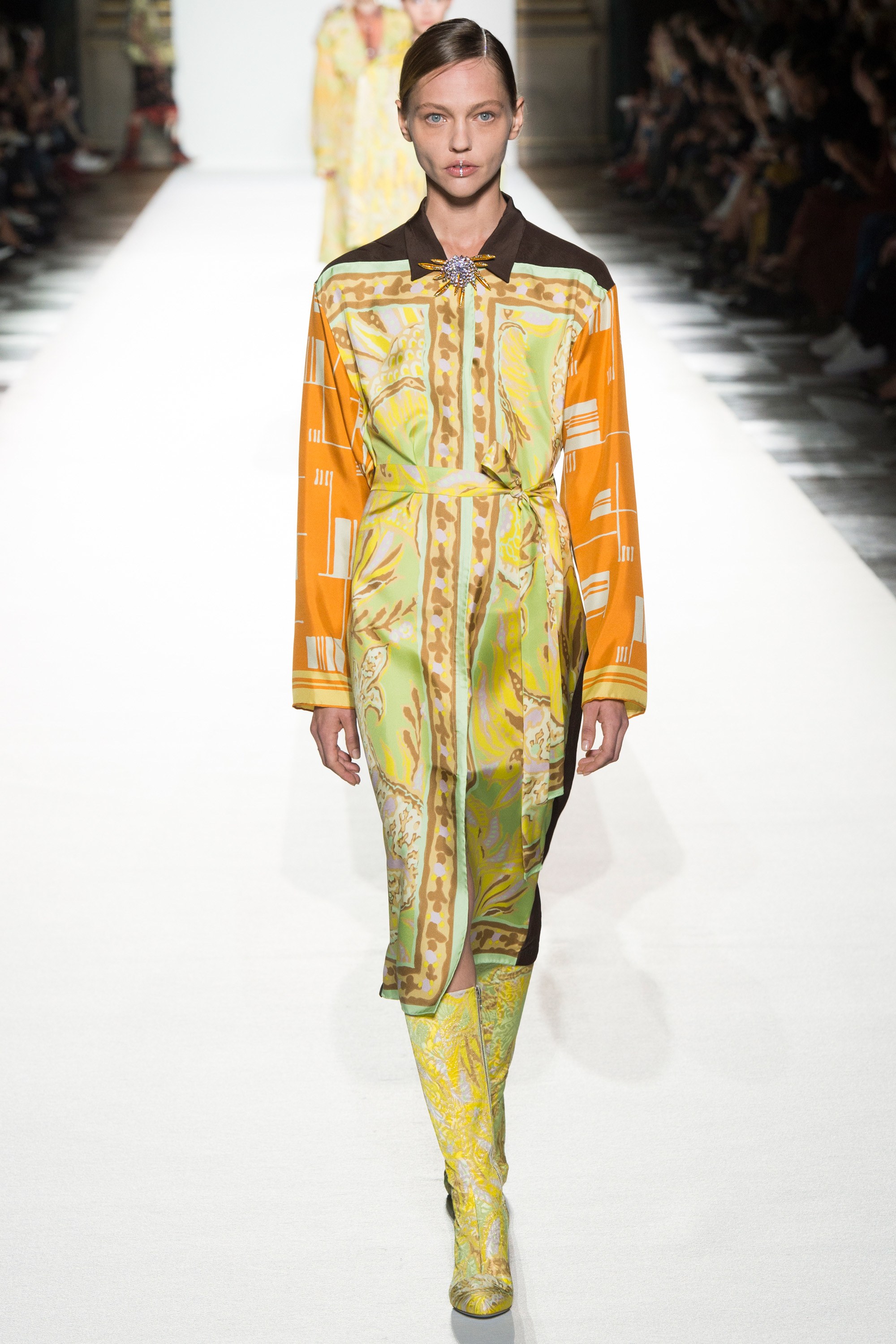 Paris Fashion Week: Muôn màu tích cực trong bst Xuân 2018 của Dries Van Noten