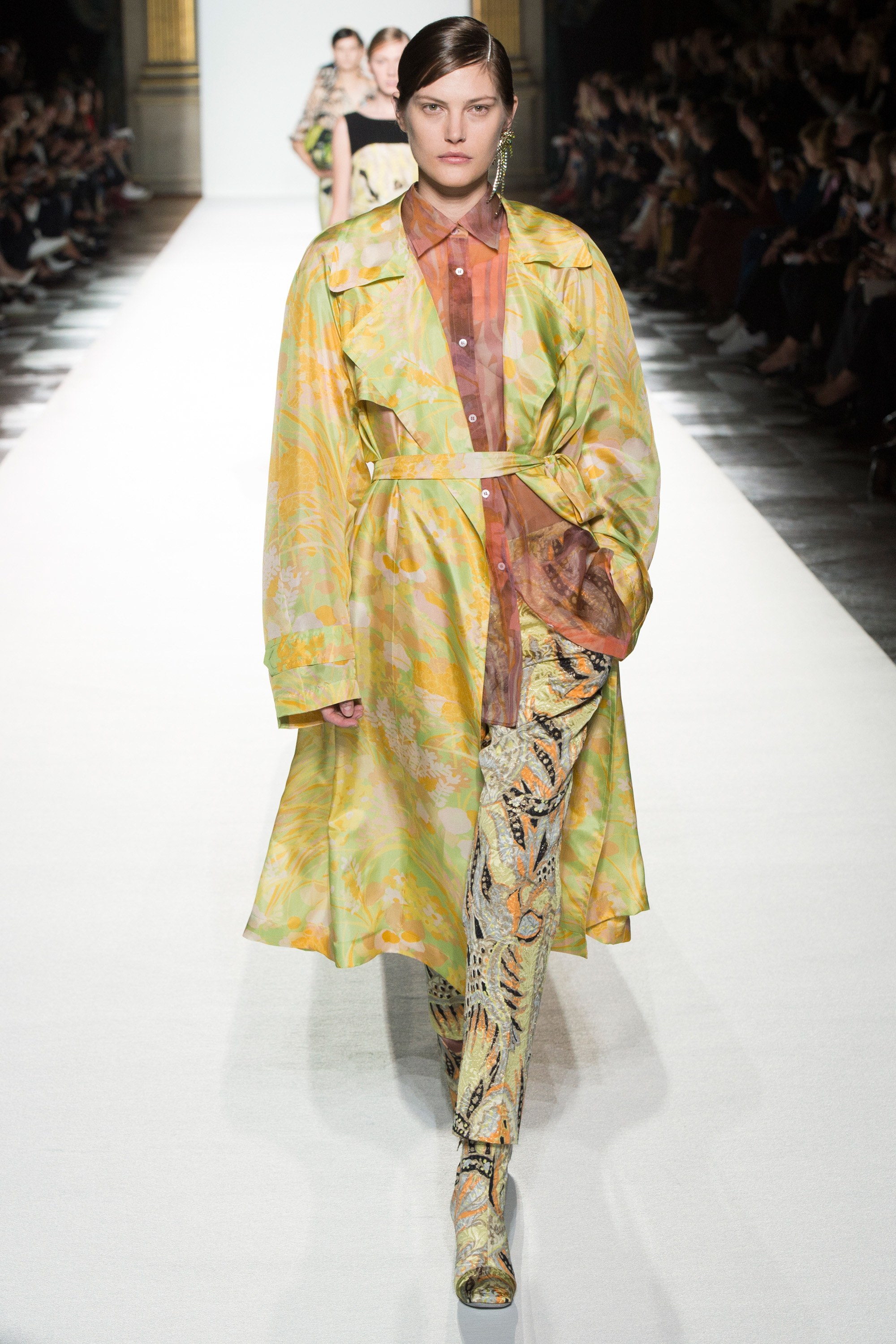 Paris Fashion Week: Muôn màu tích cực trong bst Xuân 2018 của Dries Van Noten