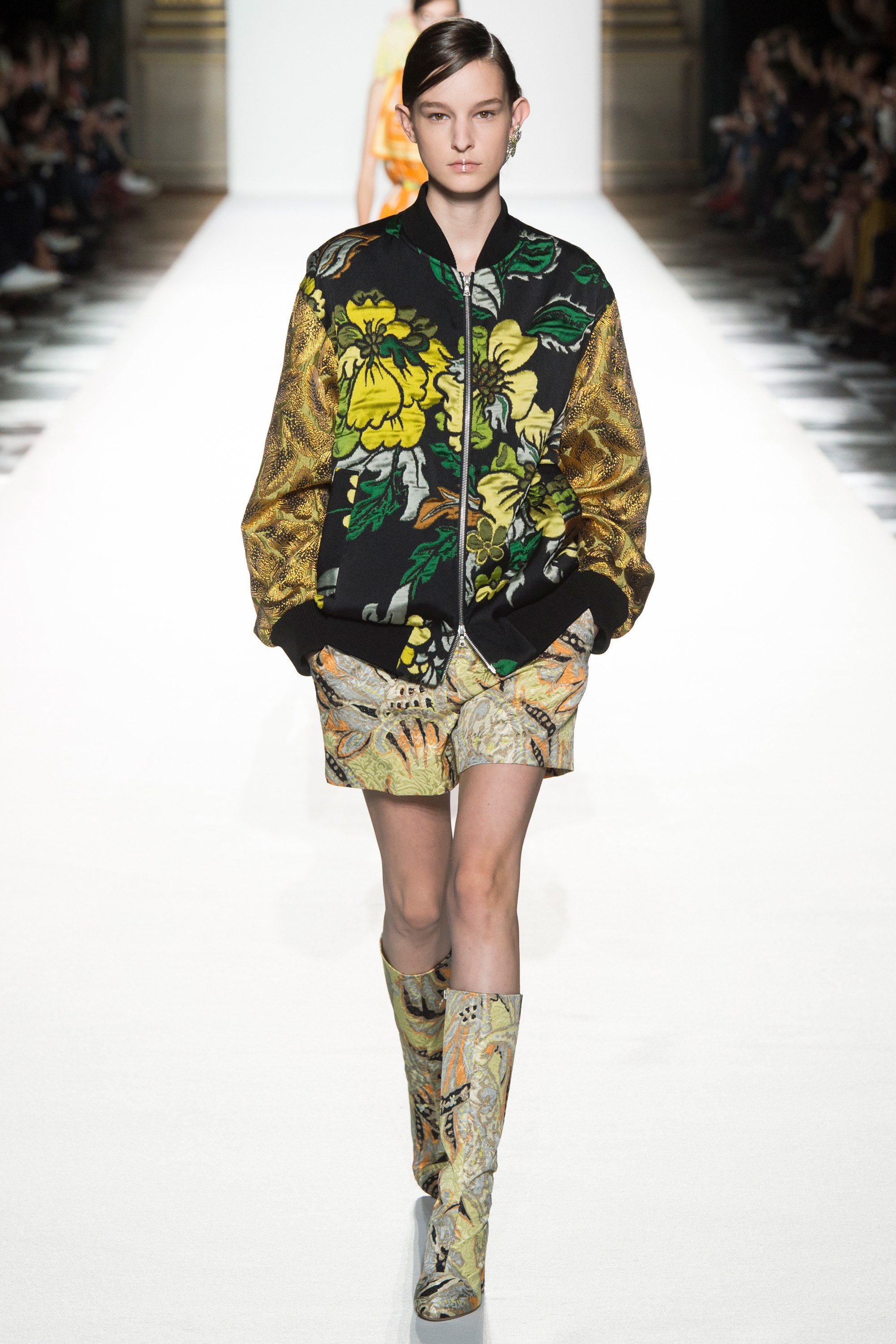 Paris Fashion Week: Muôn màu tích cực trong bst Xuân 2018 của Dries Van Noten