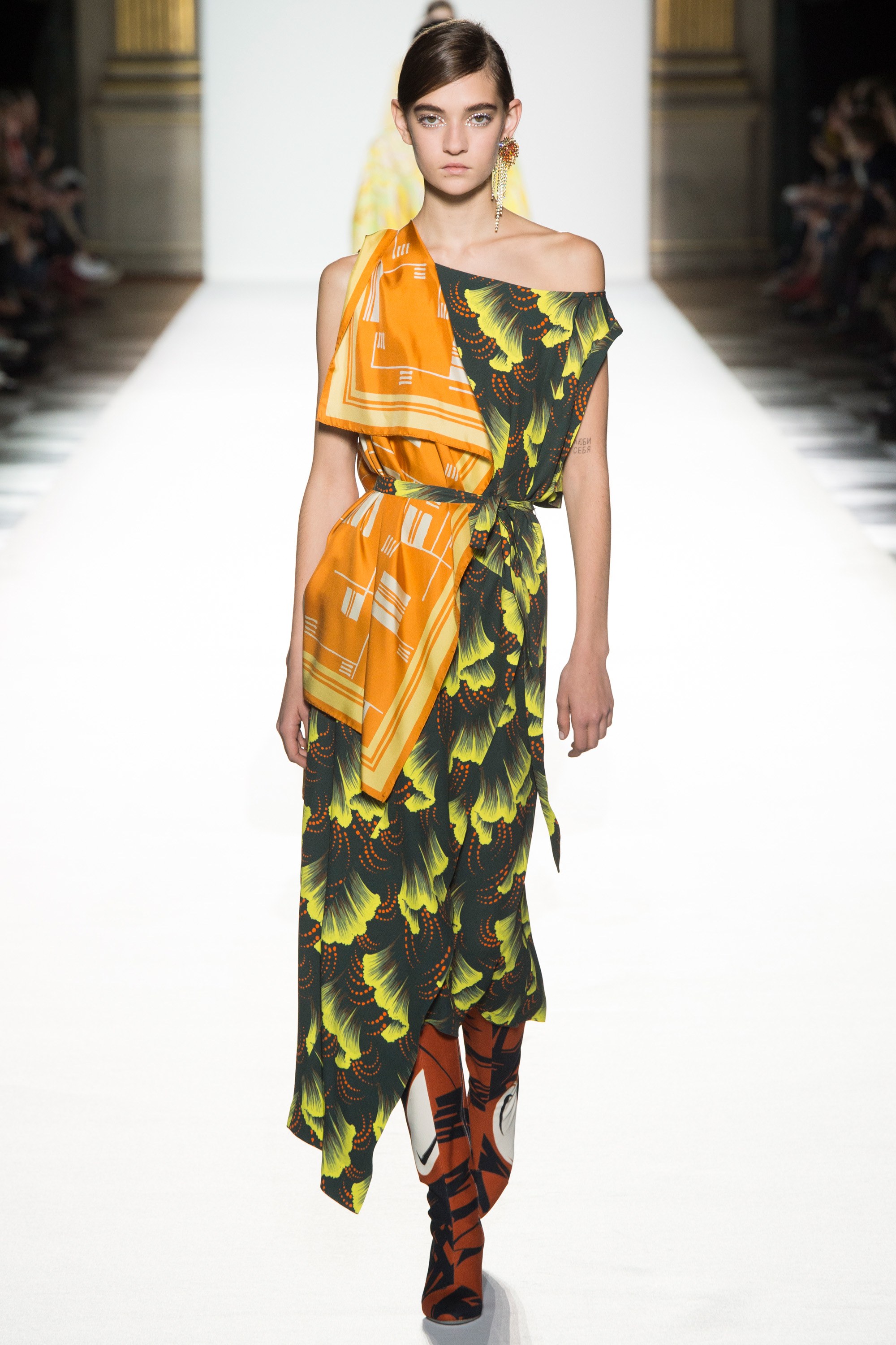 Paris Fashion Week: Muôn màu tích cực trong bst Xuân 2018 của Dries Van Noten