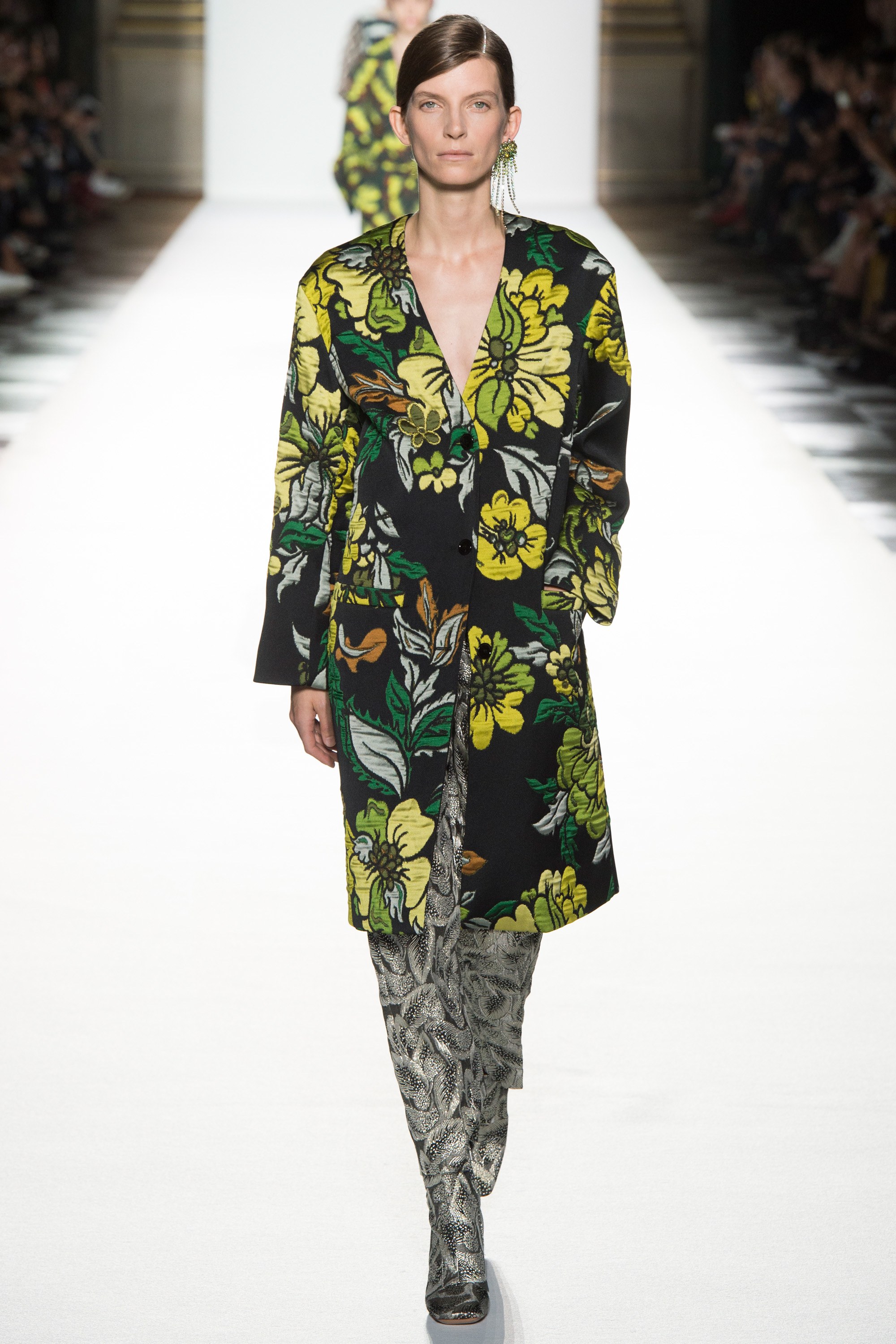 Paris Fashion Week: Muôn màu tích cực trong bst Xuân 2018 của Dries Van Noten