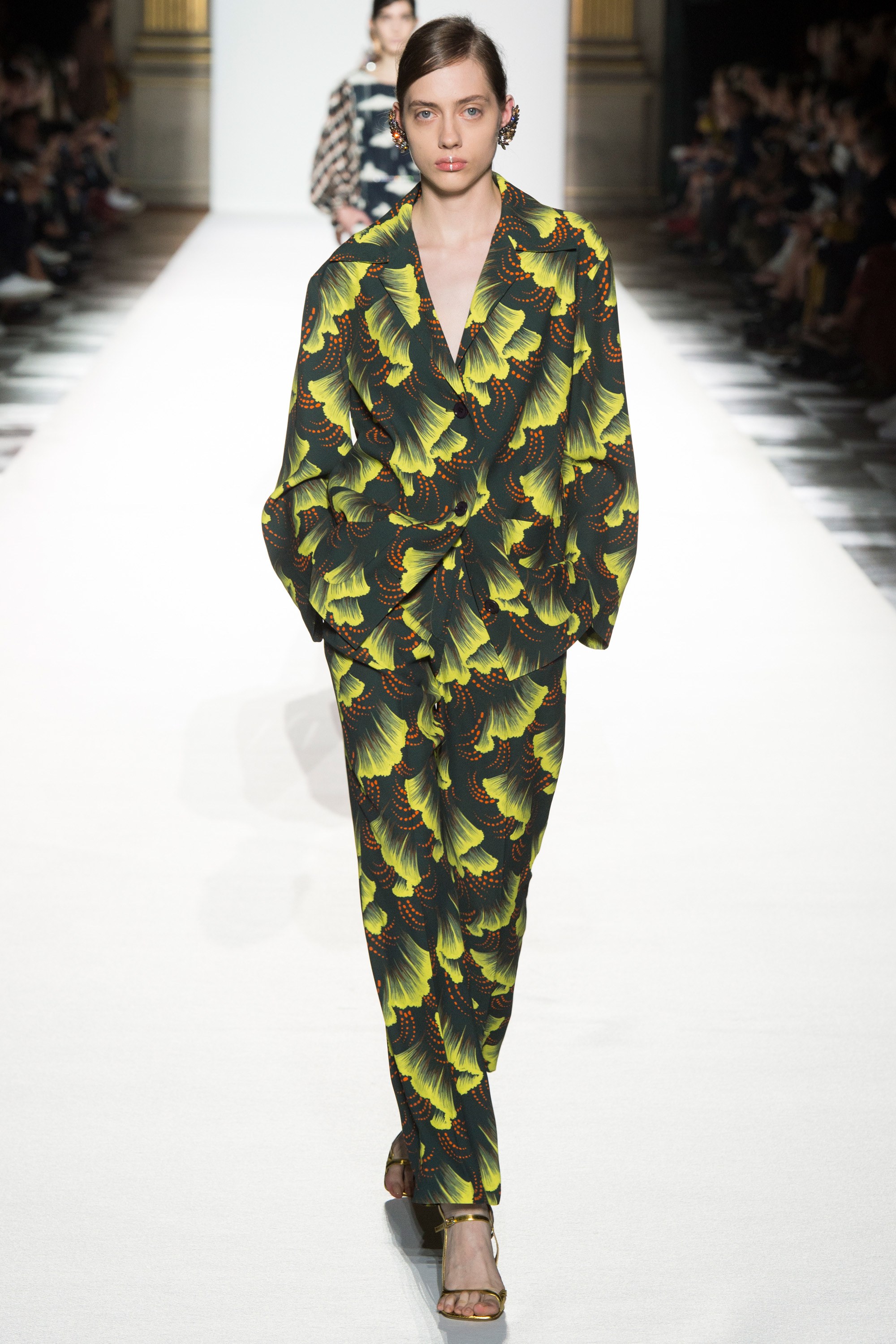 Paris Fashion Week: Muôn màu tích cực trong bst Xuân 2018 của Dries Van Noten