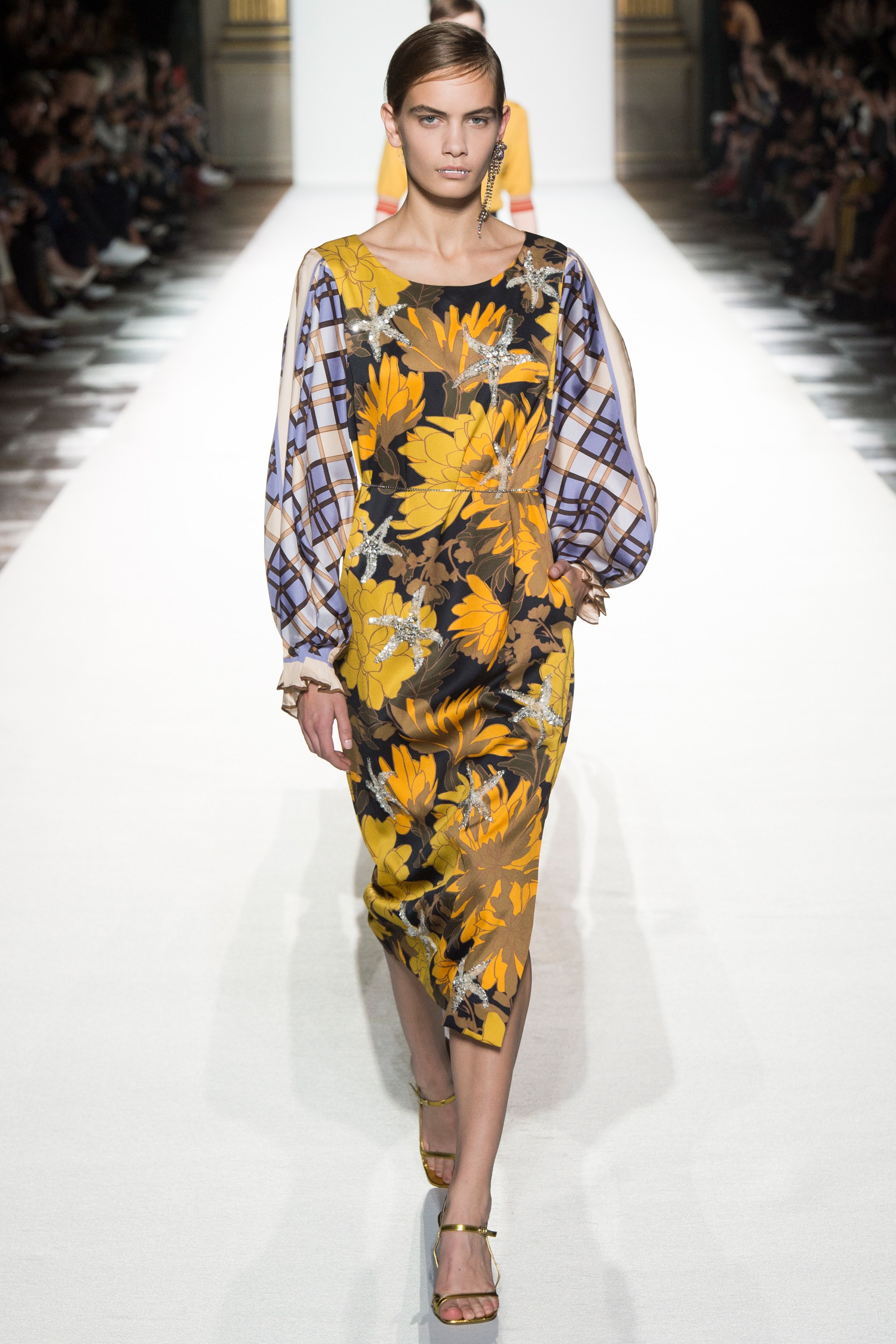 Paris Fashion Week: Muôn màu tích cực trong bst Xuân 2018 của Dries Van Noten