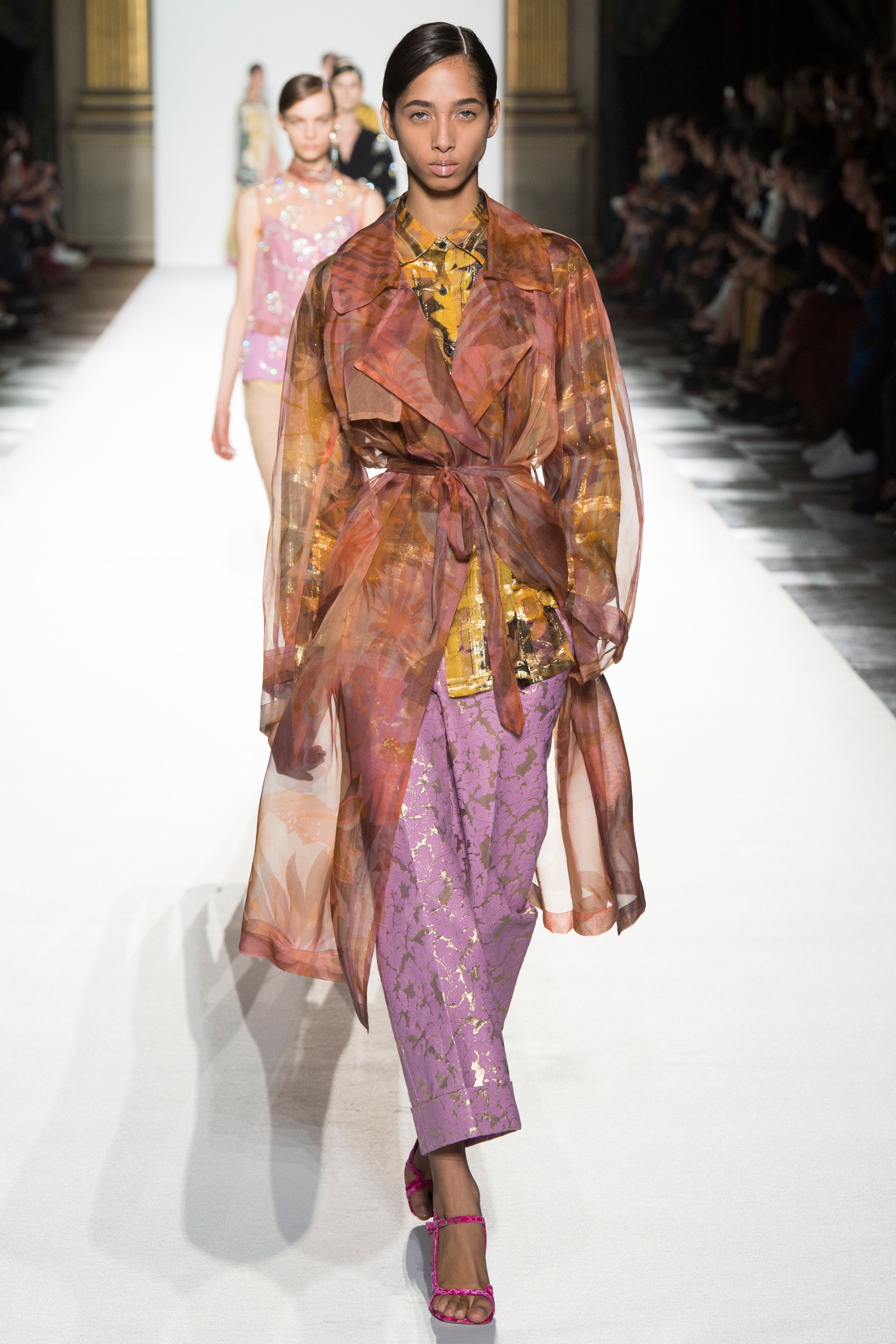 Paris Fashion Week: Muôn màu tích cực trong bst Xuân 2018 của Dries Van Noten