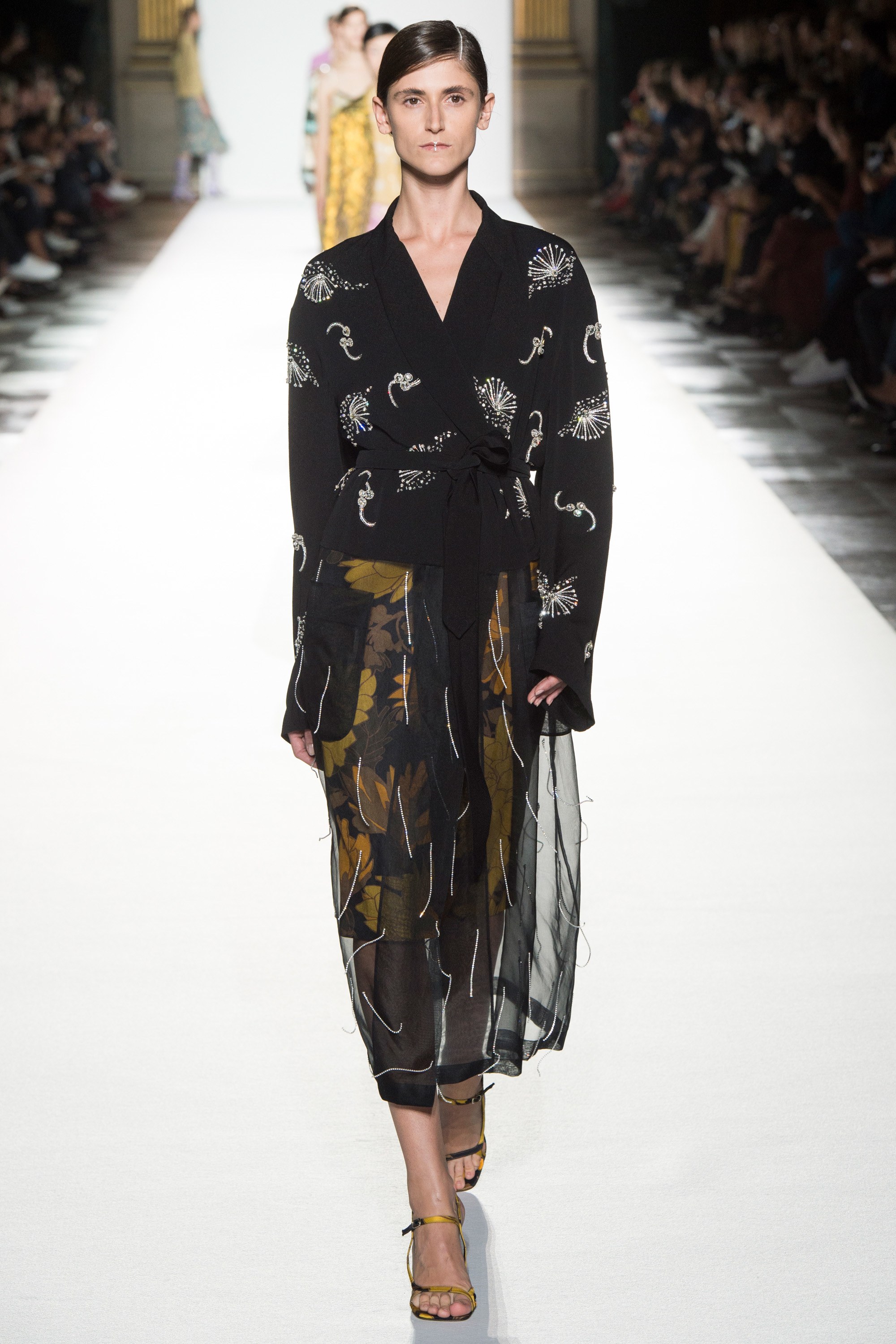 Paris Fashion Week: Muôn màu tích cực trong bst Xuân 2018 của Dries Van Noten