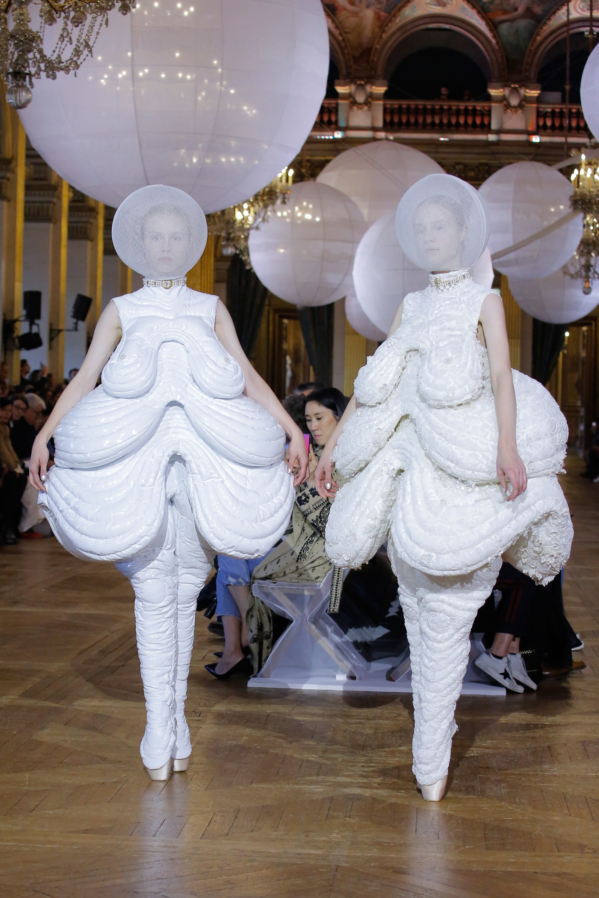 Paris Fashion Week 2018: Cổ tích đại dương trong BST mùa xuân của Thom Browne