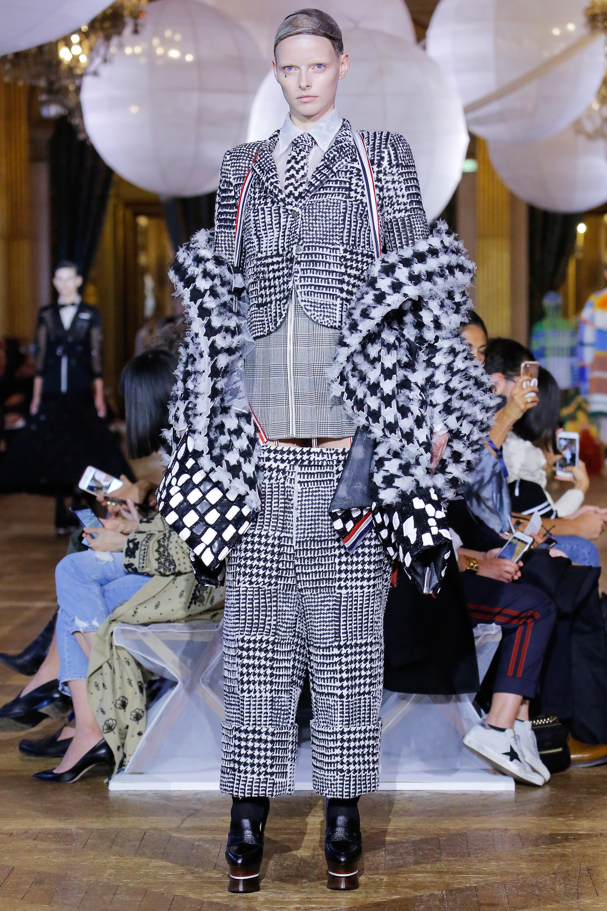 Paris Fashion Week 2018: Cổ tích đại dương trong BST mùa xuân của Thom Browne