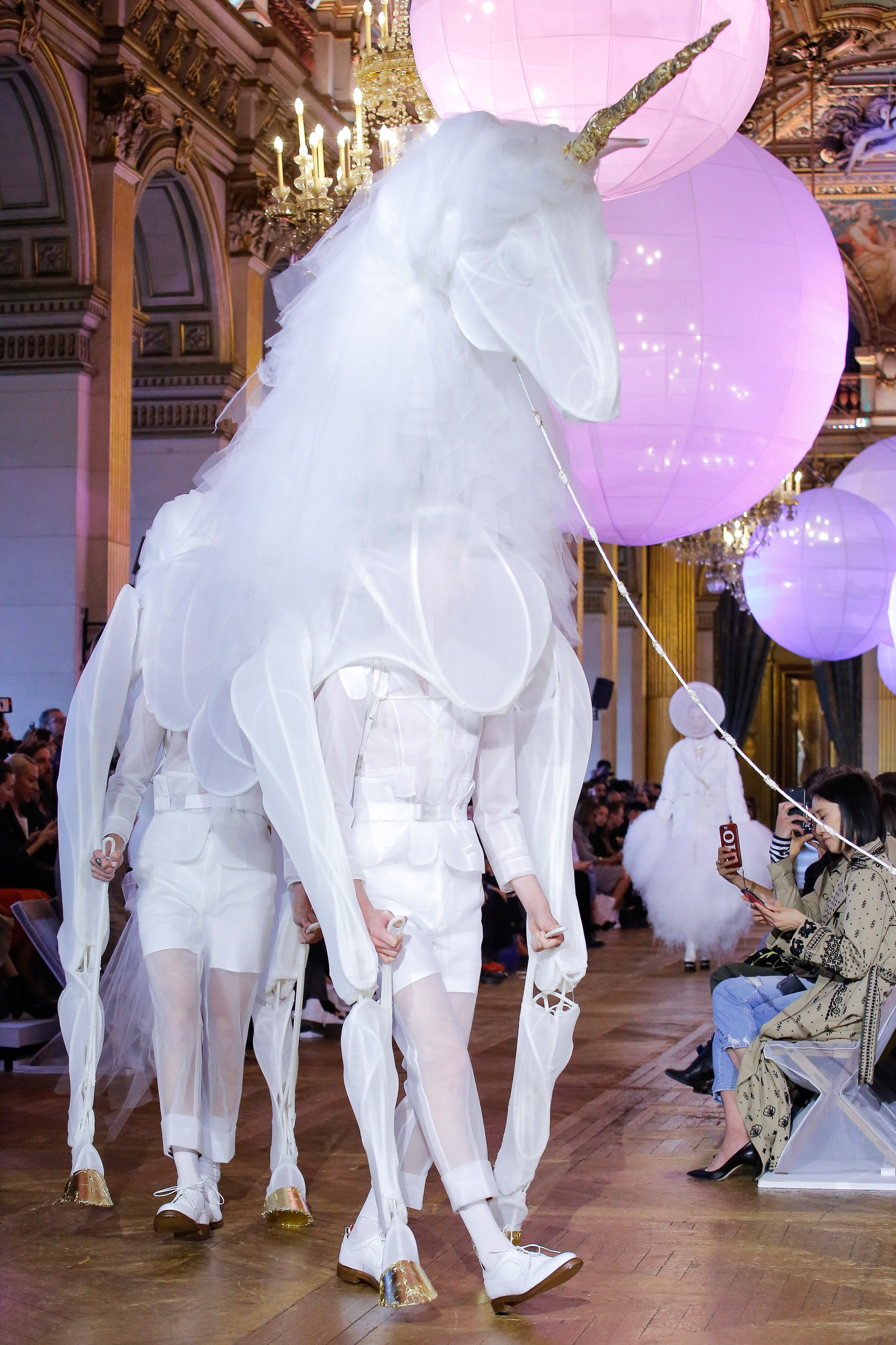 Paris Fashion Week 2018: Cổ tích đại dương trong BST mùa xuân của Thom Browne