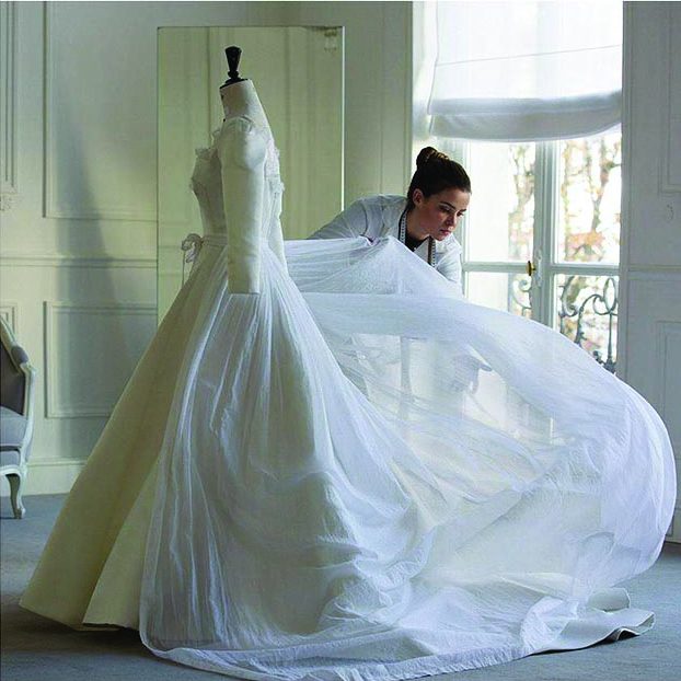 Xuýt xoa với quá trình làm nên chiếc đầm cưới Dior của Song Hye Kyo