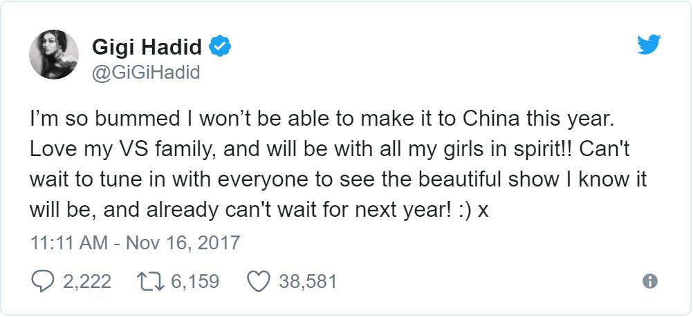 Gigi Hadid ủng hộ em gái Bella Hadid sải bước trong show Victoria's Secret Fashion 2017