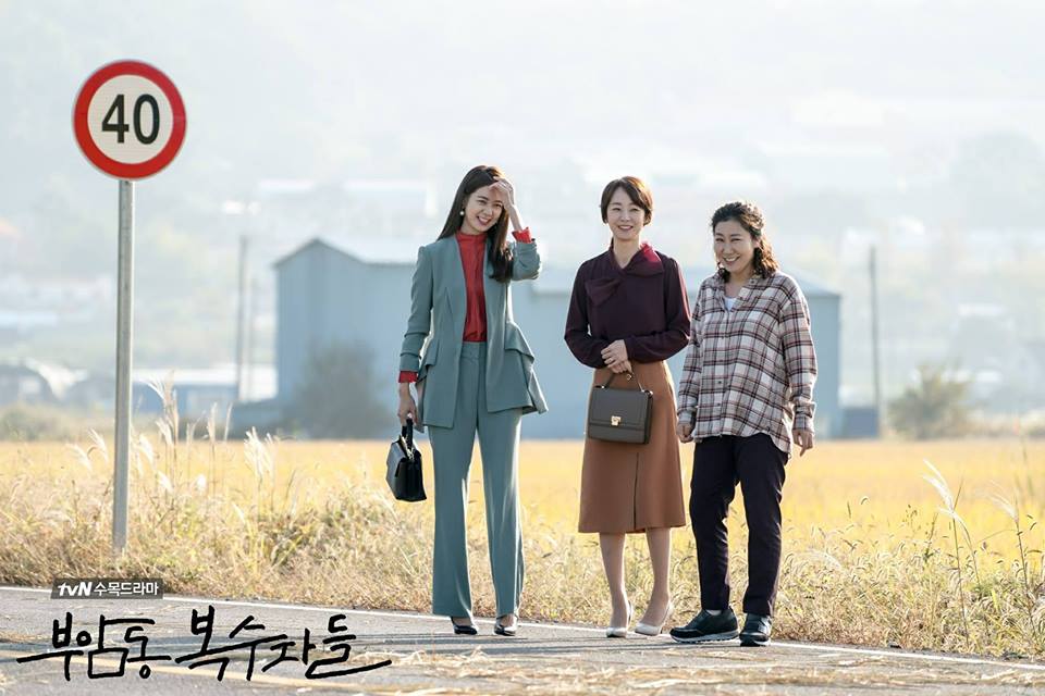 Thời trang trong phim: Câu Lạc Bộ Báo Thù (Avengers Social Club)