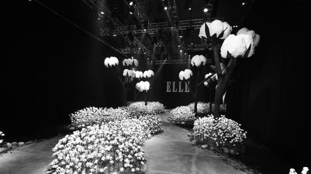 Hơn 10.300 bông vải tạo nên sàn diễn hoành tráng của ELLE Fashion Show 2017