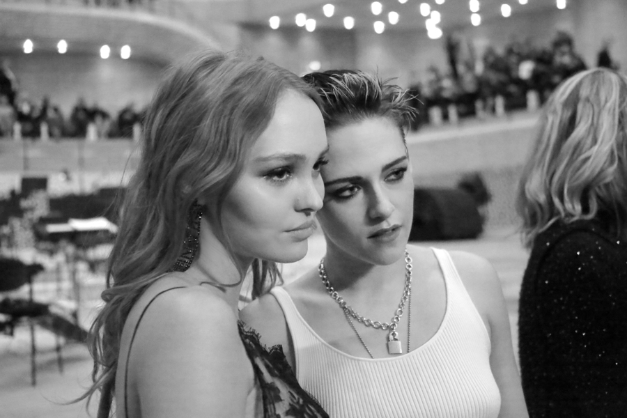 Kristen Stewart đọ sắc cùng Lily Rose Depp: Mỗi người một vẻ mười phân vẹn mười