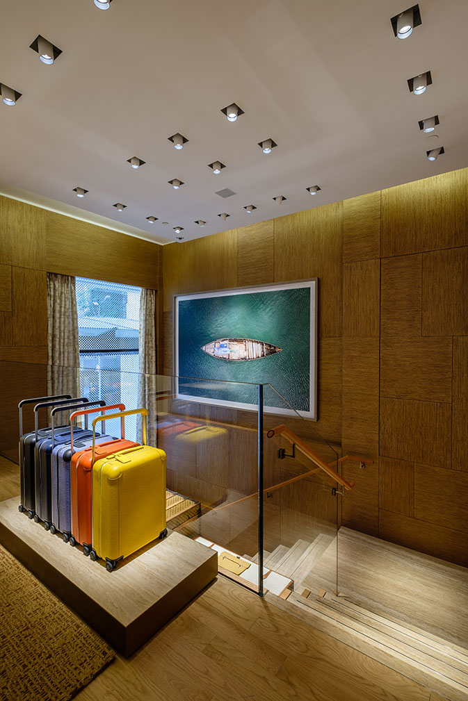 không gian mua sắm tại Louis Vuitton