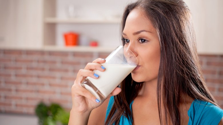 Lợi ích và tác hại của việc người lớn uống sữa hàng ngày