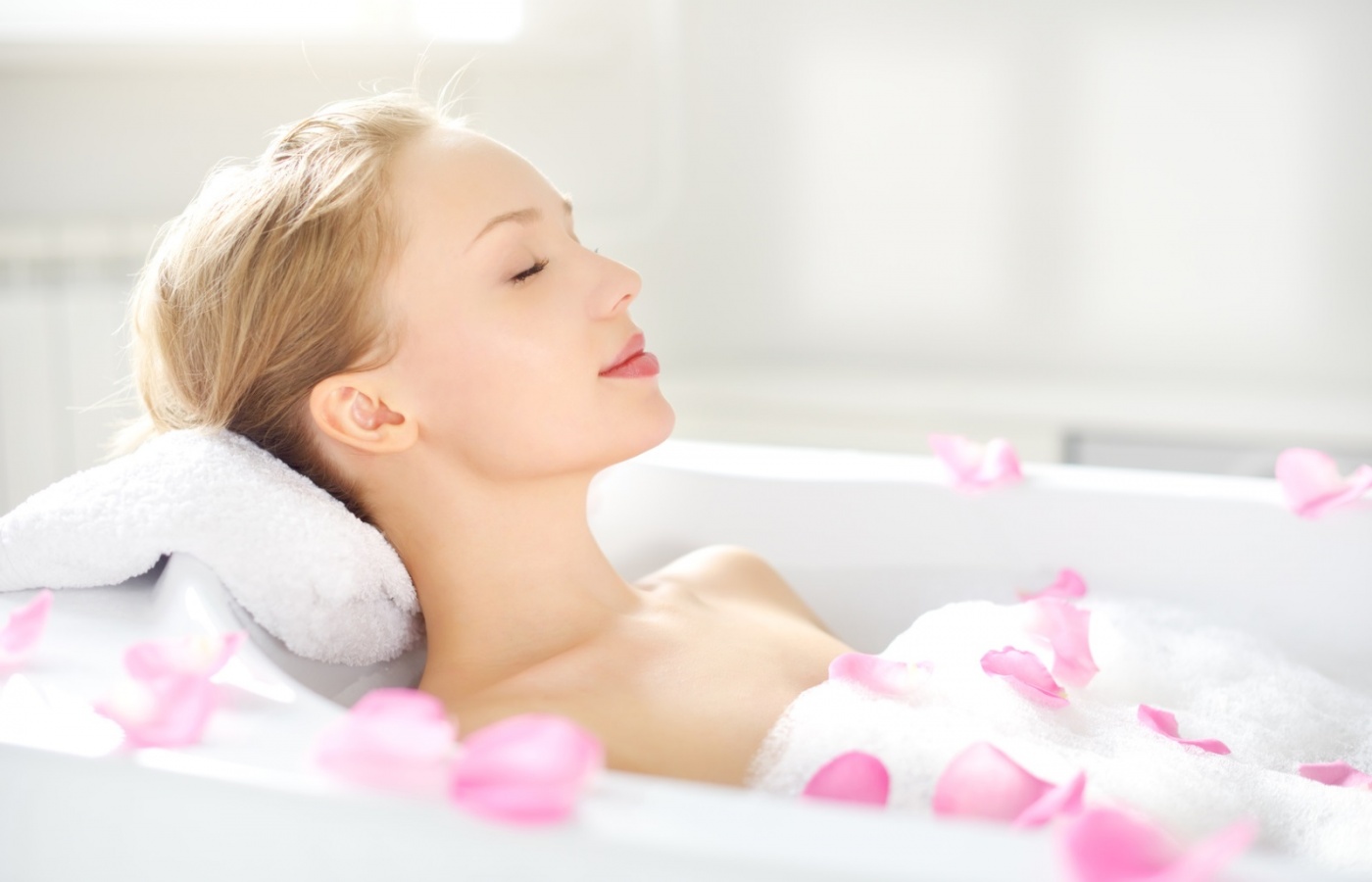 Lợi ích sức khỏe khi tắm buổi sáng bạn cần chú ý
