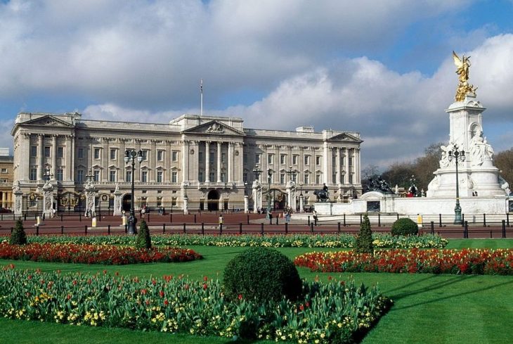 Cung điện Buckingham của Hoàng gia Anh xa hoa lộng lẫy như thế nào?