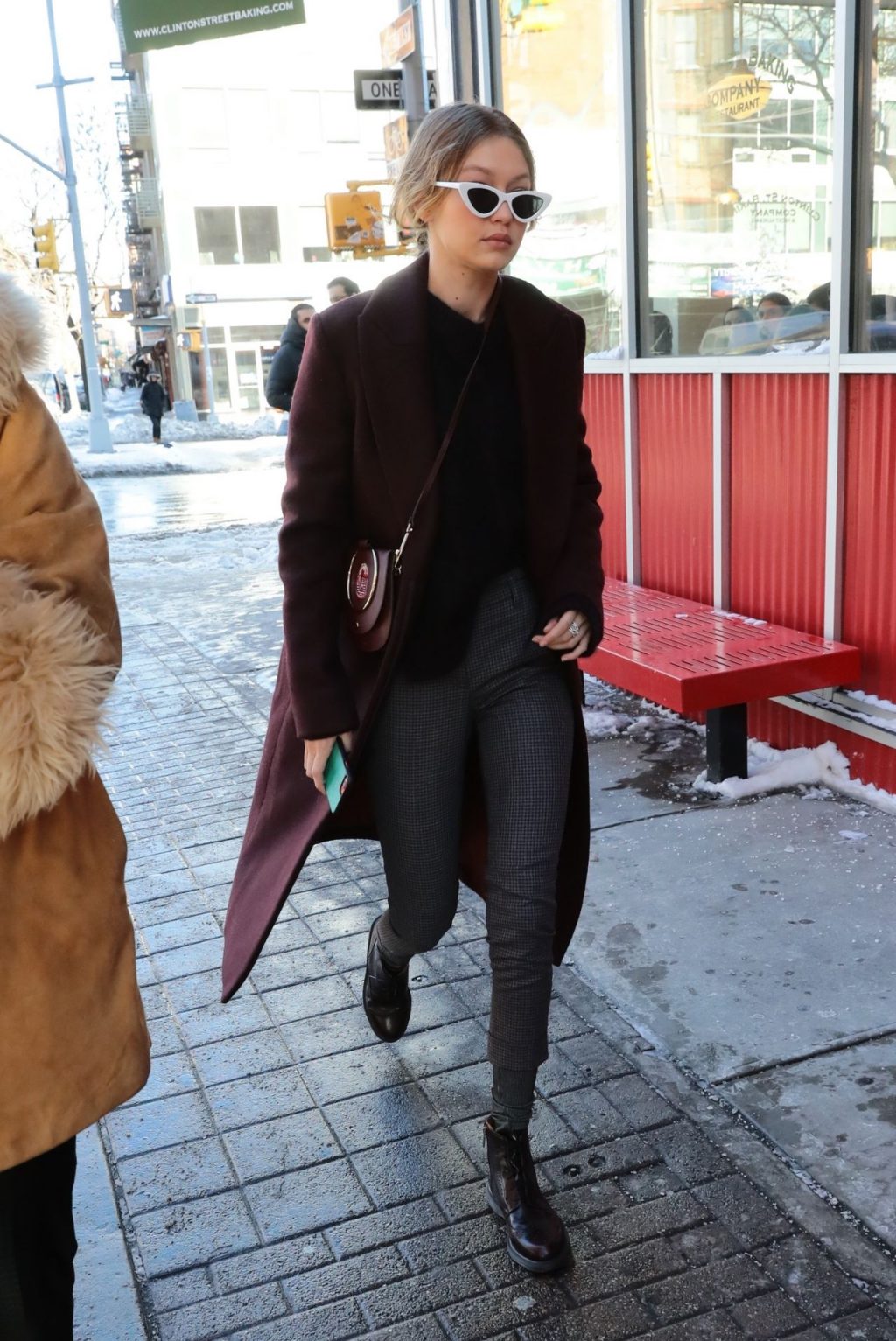 Giá lạnh New York không thể cản bước Gigi Hadid và các chân dài mặc đẹpGiá lạnh New York không thể cản bước Gigi Hadid và các chân dài mặc đẹp