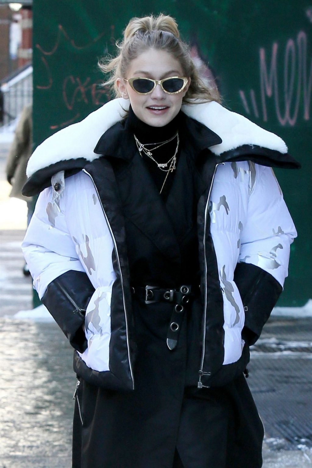 Giá lạnh New York không thể cản bước Gigi Hadid và các chân dài mặc đẹp