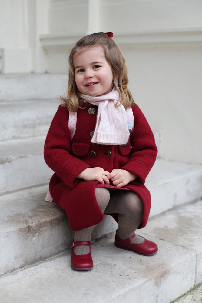 Công chúa Charlotte mặc áo khoác đỏ trong ngày đầu đến trường mẫu giáo