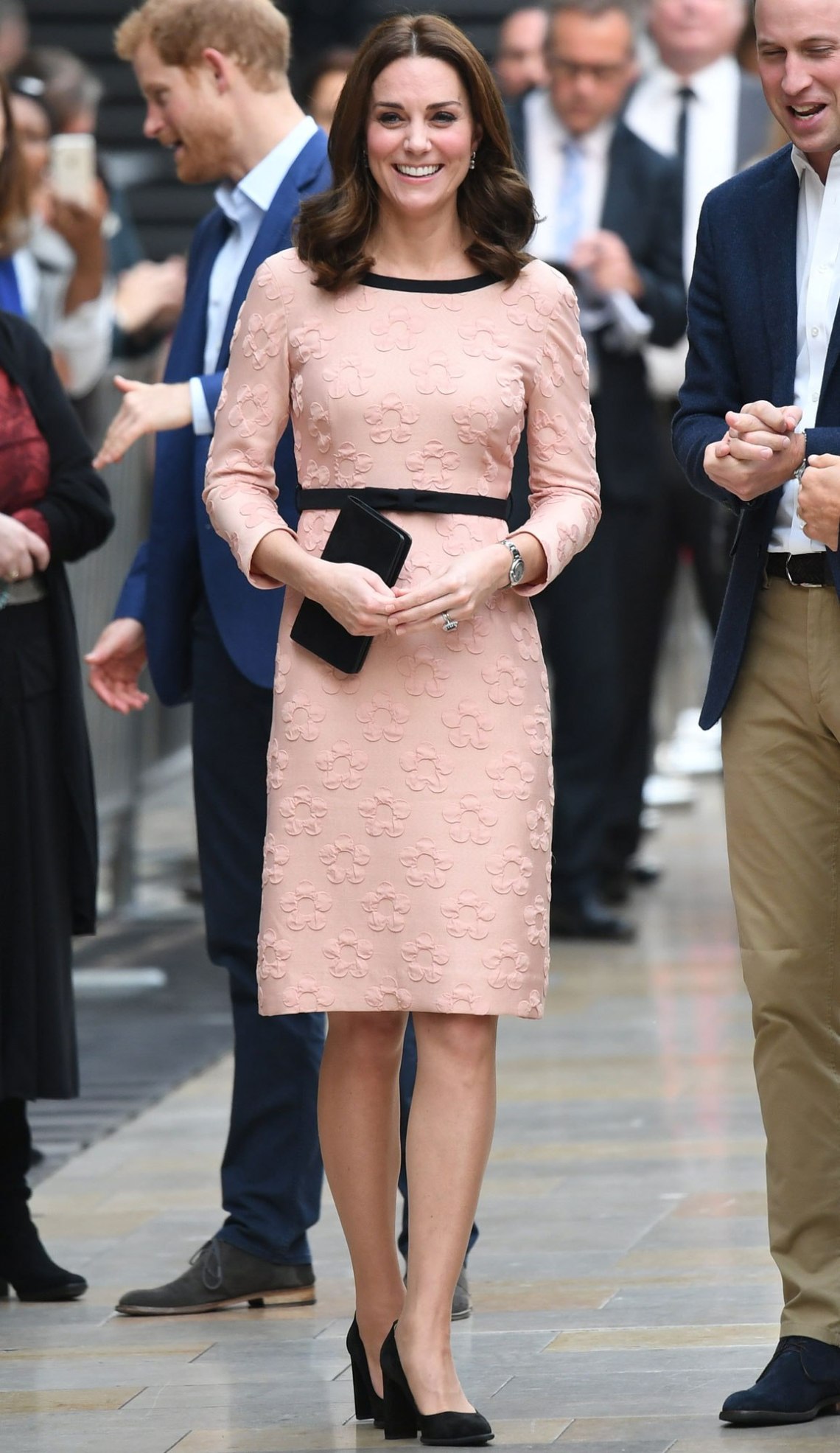 Công nương Kate Middleton ngầm tiết lộ giới tính em bé thứ ba qua chiếc áo hồng?