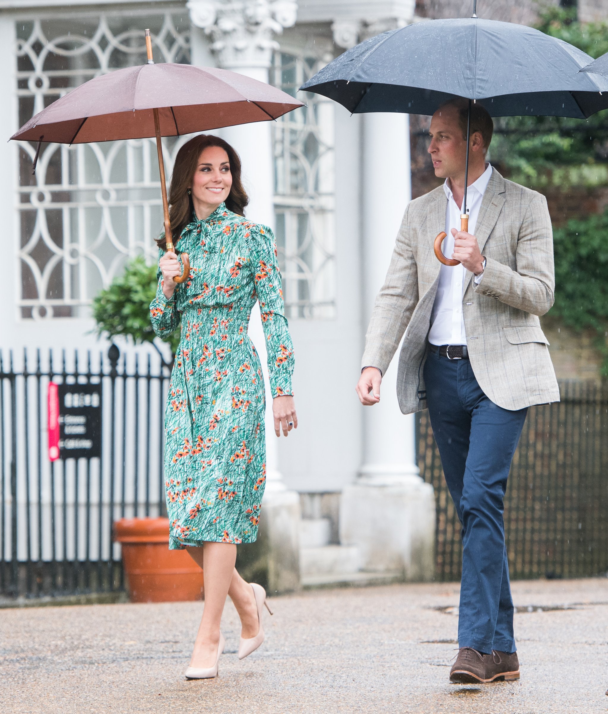 Công nương Kate Middleton ngầm tiết lộ giới tính em bé thứ ba qua chiếc áo hồng?