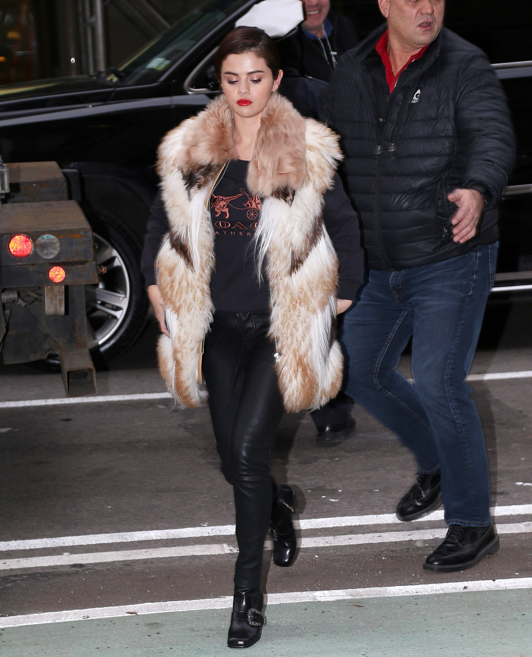 Selena Gomez đối mặt với phản ứng gay gắt vì diện áo khoác lông thú