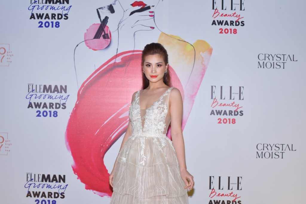 ELLE Beauty Awards 2018: Phạm Hương chiến thắng giải Best Hair of the Year