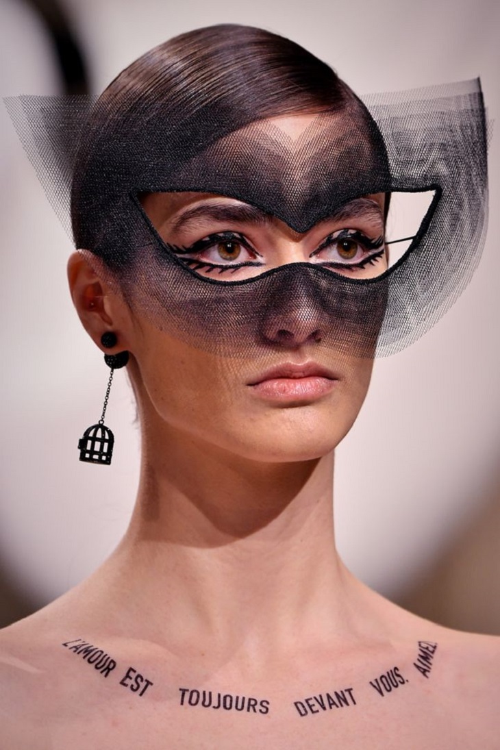 thương hiệu Dior lại lăng xê hình xăm slogan truyền cảm hứng? 6