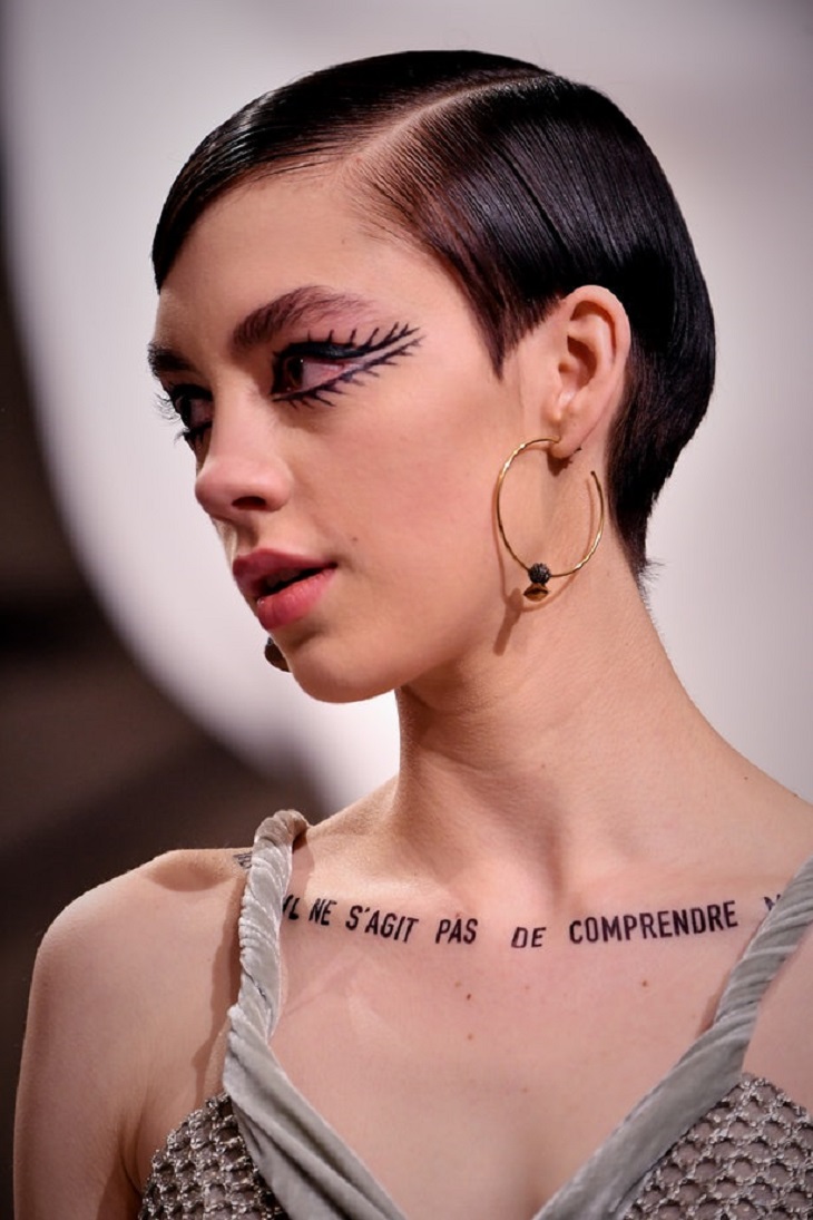 thương hiệu Dior lại lăng xê hình xăm slogan truyền cảm hứng? 5