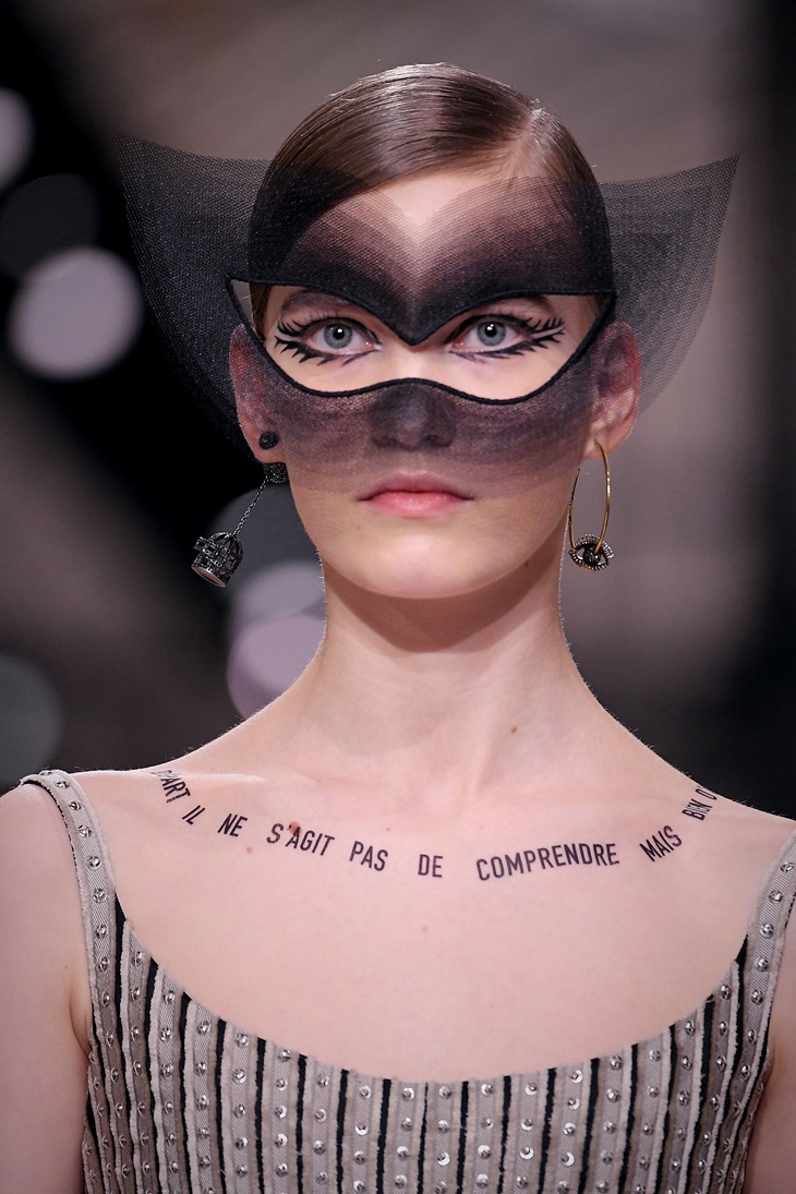 thương hiệu Dior lại lăng xê hình xăm slogan truyền cảm hứng? 4