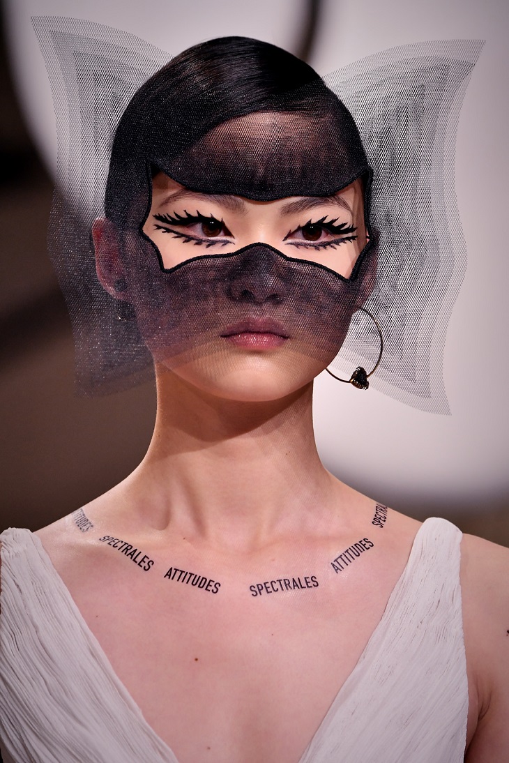 thương hiệu Dior lại lăng xê hình xăm slogan truyền cảm hứng? 3