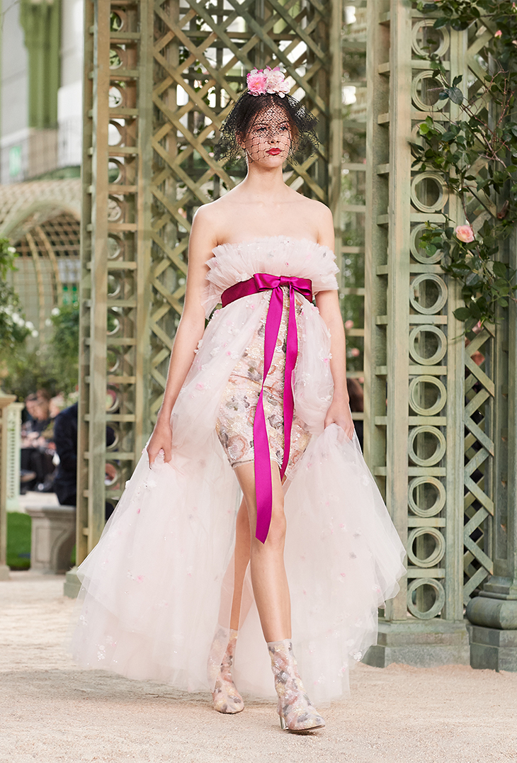 BST thời trang Chanel Xuân 2018 Couture: Mùa xuân của một triều đại mới 