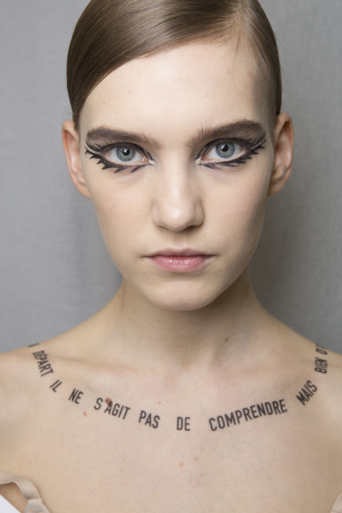 Chuyên gia trang điểm Dior chia sẻ cách kẻ mắt đẹp và… “dị"