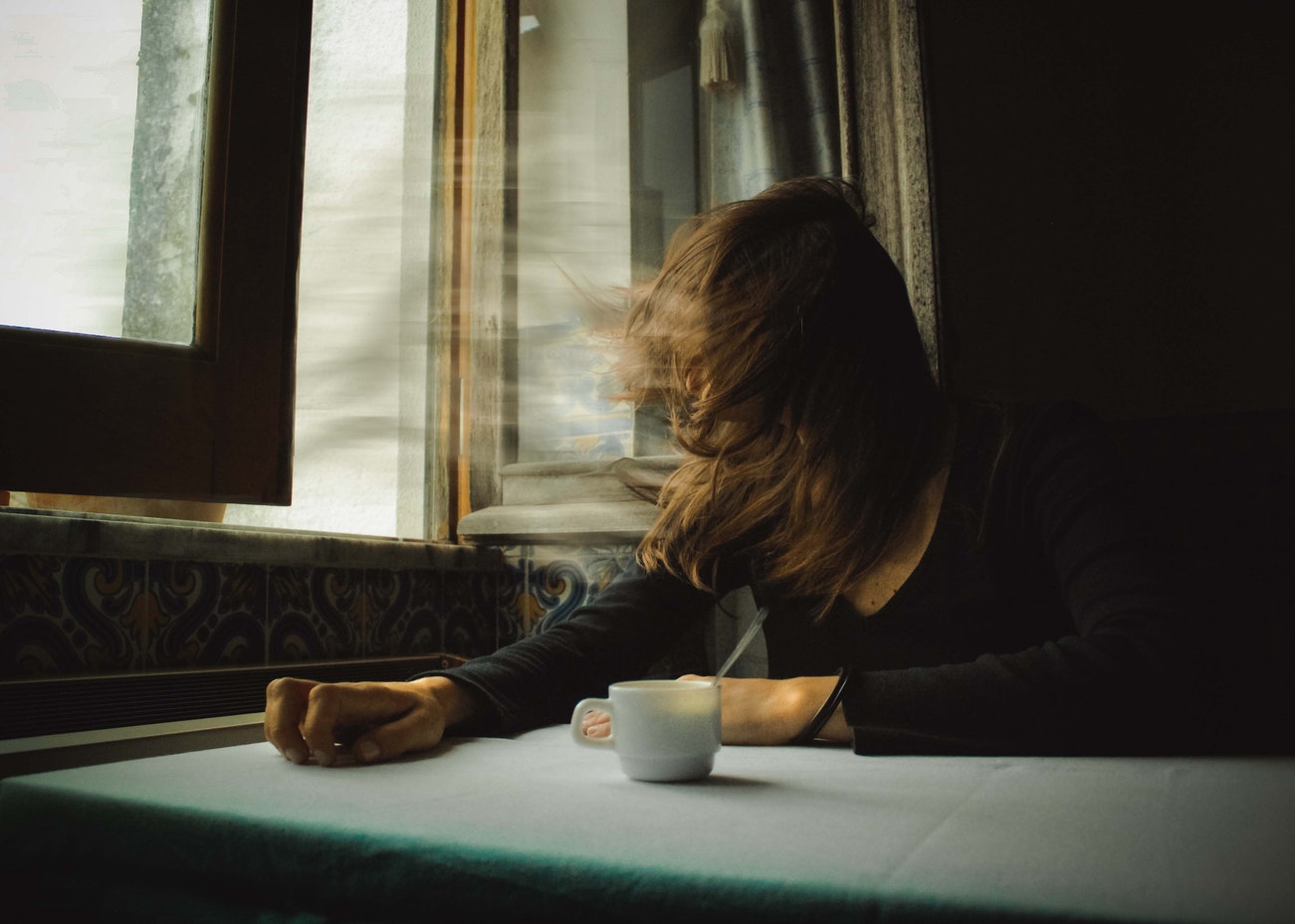 11 thói quen bất ngờ của người mắc chứng trầm cảm | ELLE