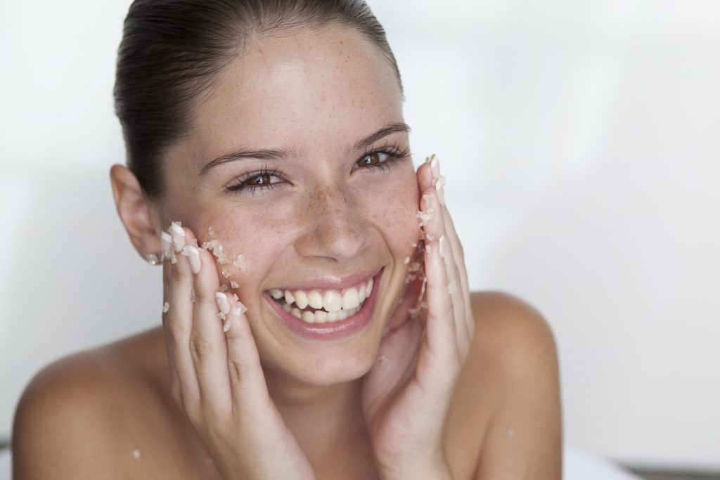 6 cách làm sạch da mặt khiến nhan sắc bị đánh cắp