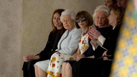Nữ hoàng Elizabeth bất ngờ xuất hiện trên hàng ghế đầu Tuần lễ thời trang London