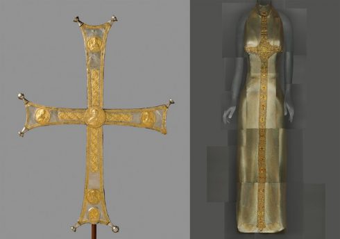 Bên trái: thập tự giá mạ bạc thuộc triều đại Byzantine (niên đại: 1000 – 1050) Bên phải: Đầm dạ tiệc buổi đêm của thương hiệu Versace do Gianni Versace thiết kế, thuộc BST mùa Thu 1997-98
