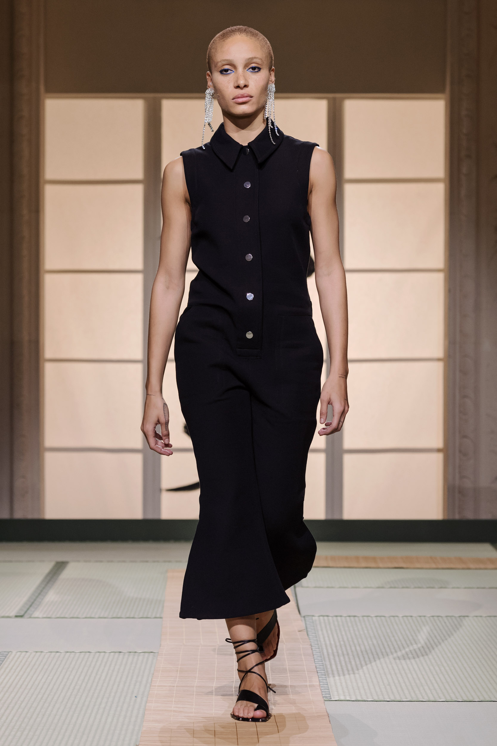 Fashionista Châu Bùi, Kelbin Lei diện nguyên set đồ H&M đến tham dự Paris Fashion Week